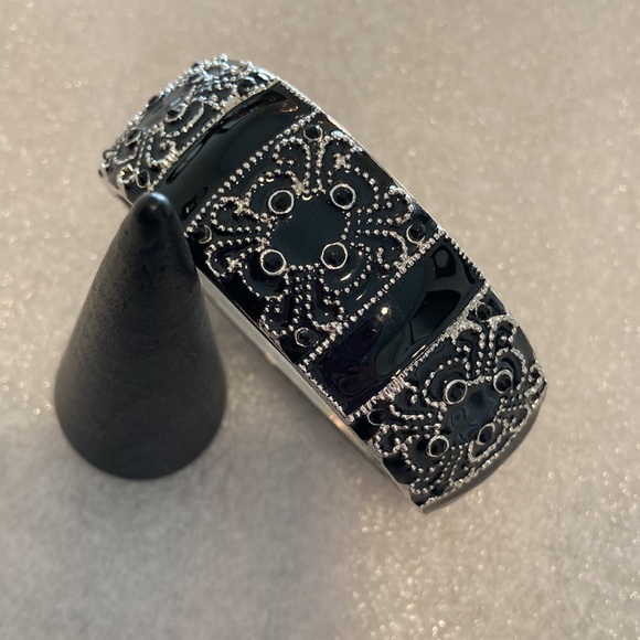 Jewelry - NWOT - Shiny Black & Silver Tone Enamel Filigree Spring Open Cuff Bracelet